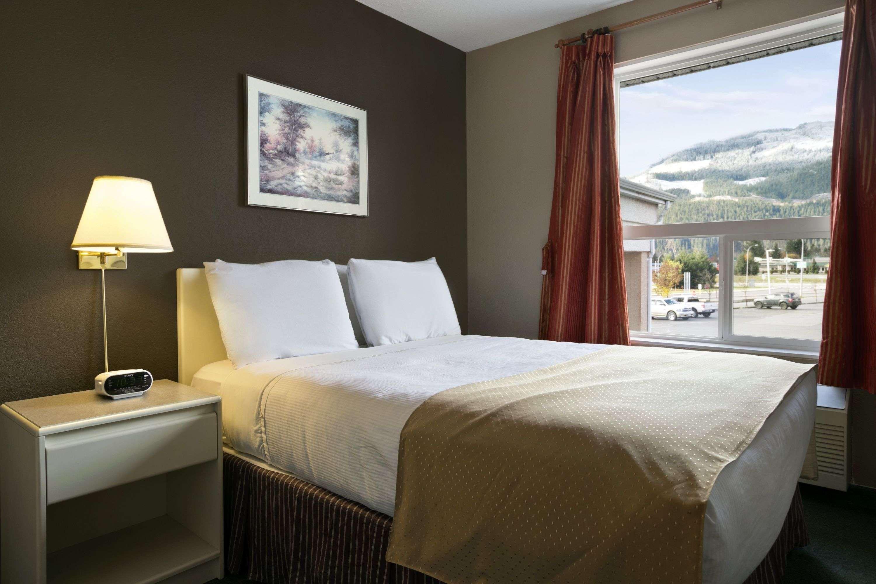 Super 8 By Wyndham Revelstoke Bc Motel Exterior photo