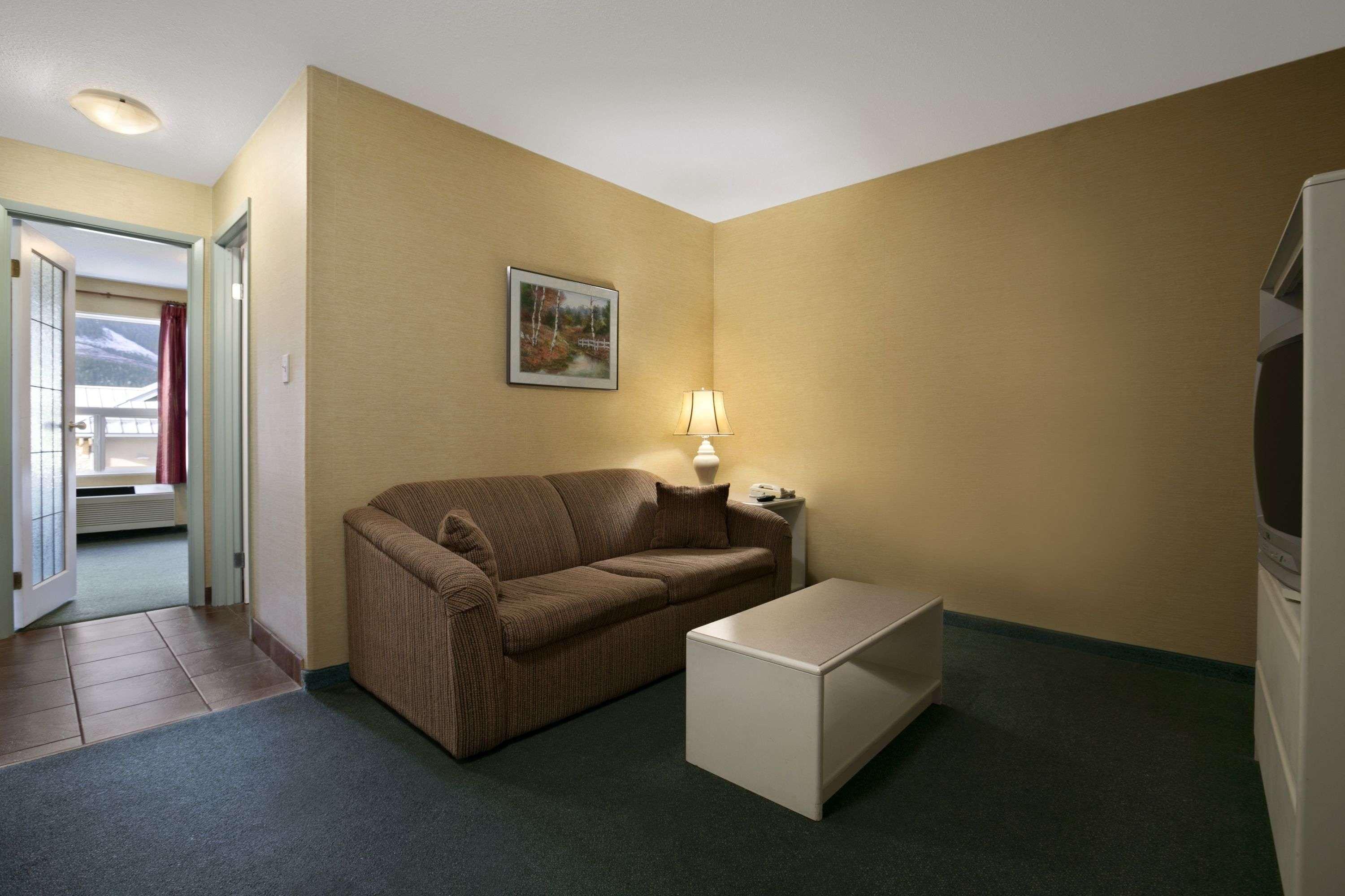 Super 8 By Wyndham Revelstoke Bc Motel Exterior photo