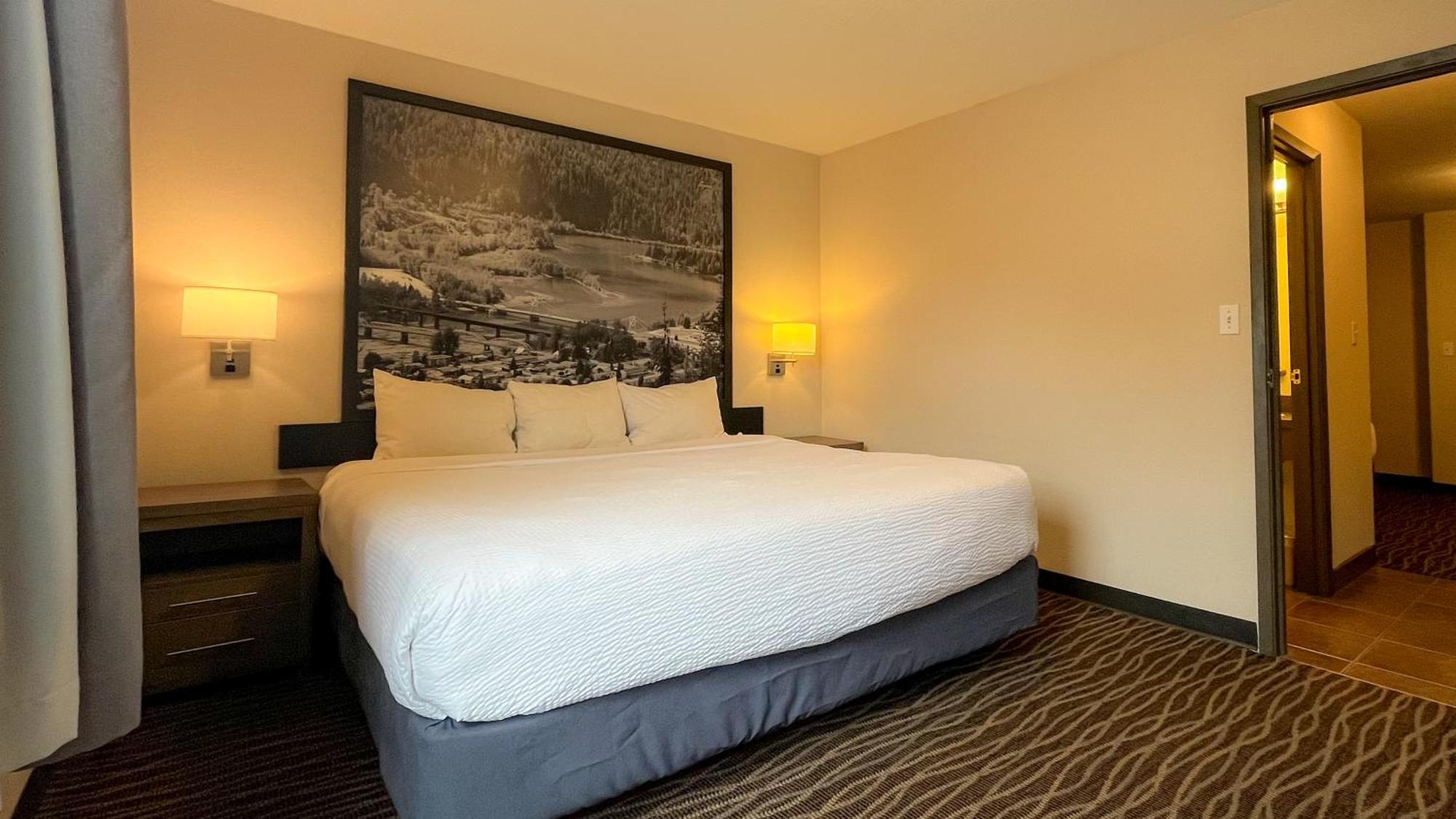 Super 8 By Wyndham Revelstoke Bc Motel Exterior photo