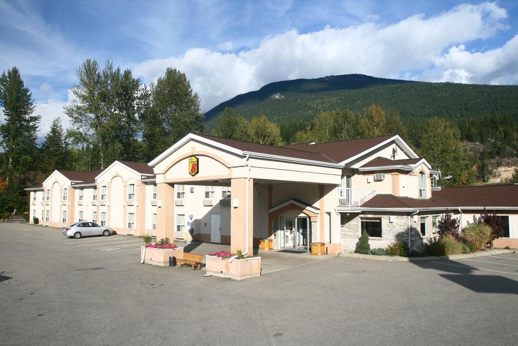 Super 8 By Wyndham Revelstoke Bc Motel Exterior photo