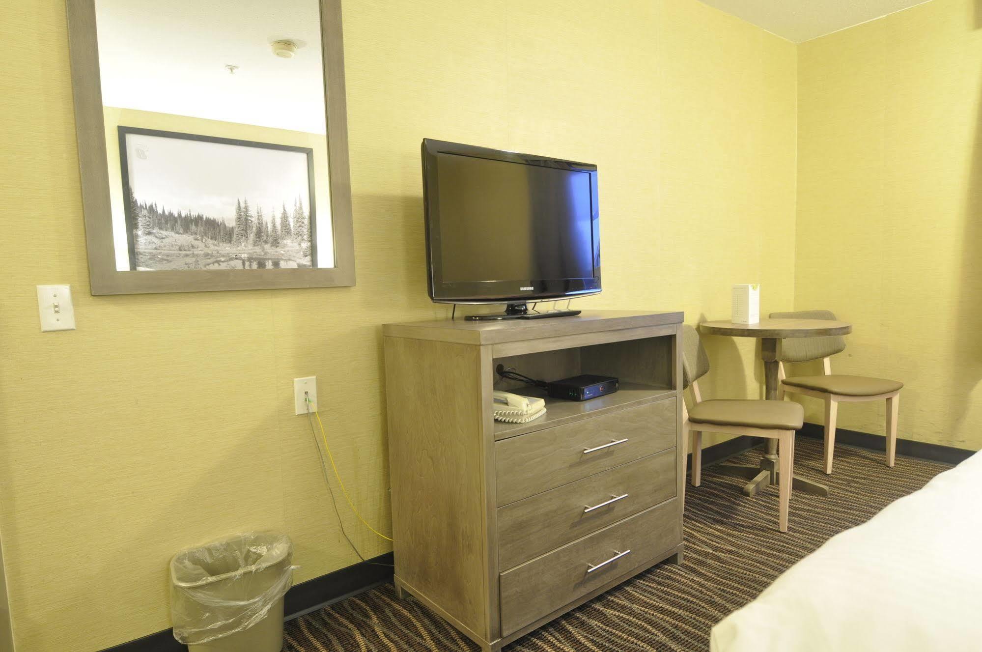 Super 8 By Wyndham Revelstoke Bc Motel Exterior photo