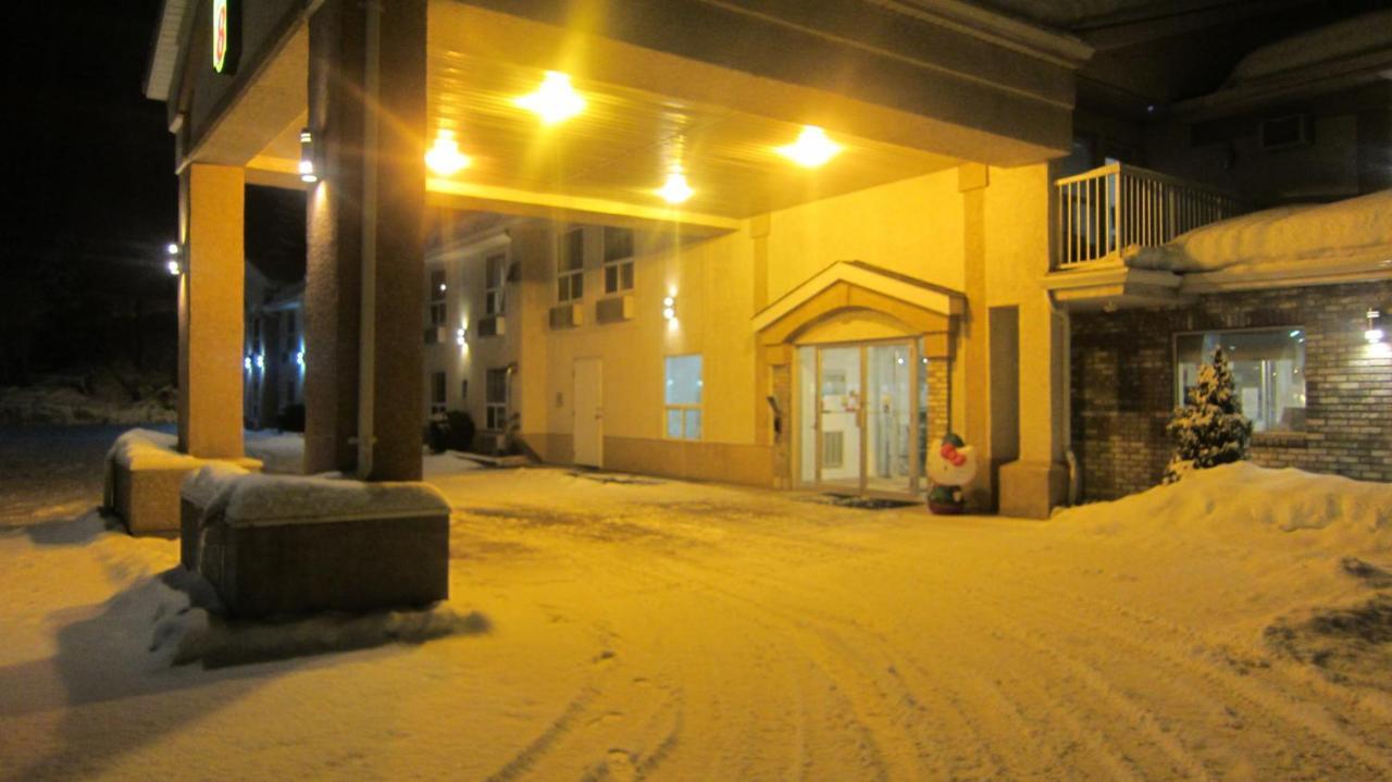 Super 8 By Wyndham Revelstoke Bc Motel Exterior photo