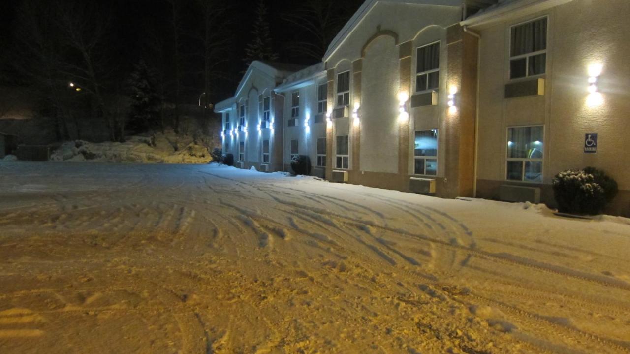 Super 8 By Wyndham Revelstoke Bc Motel Exterior photo