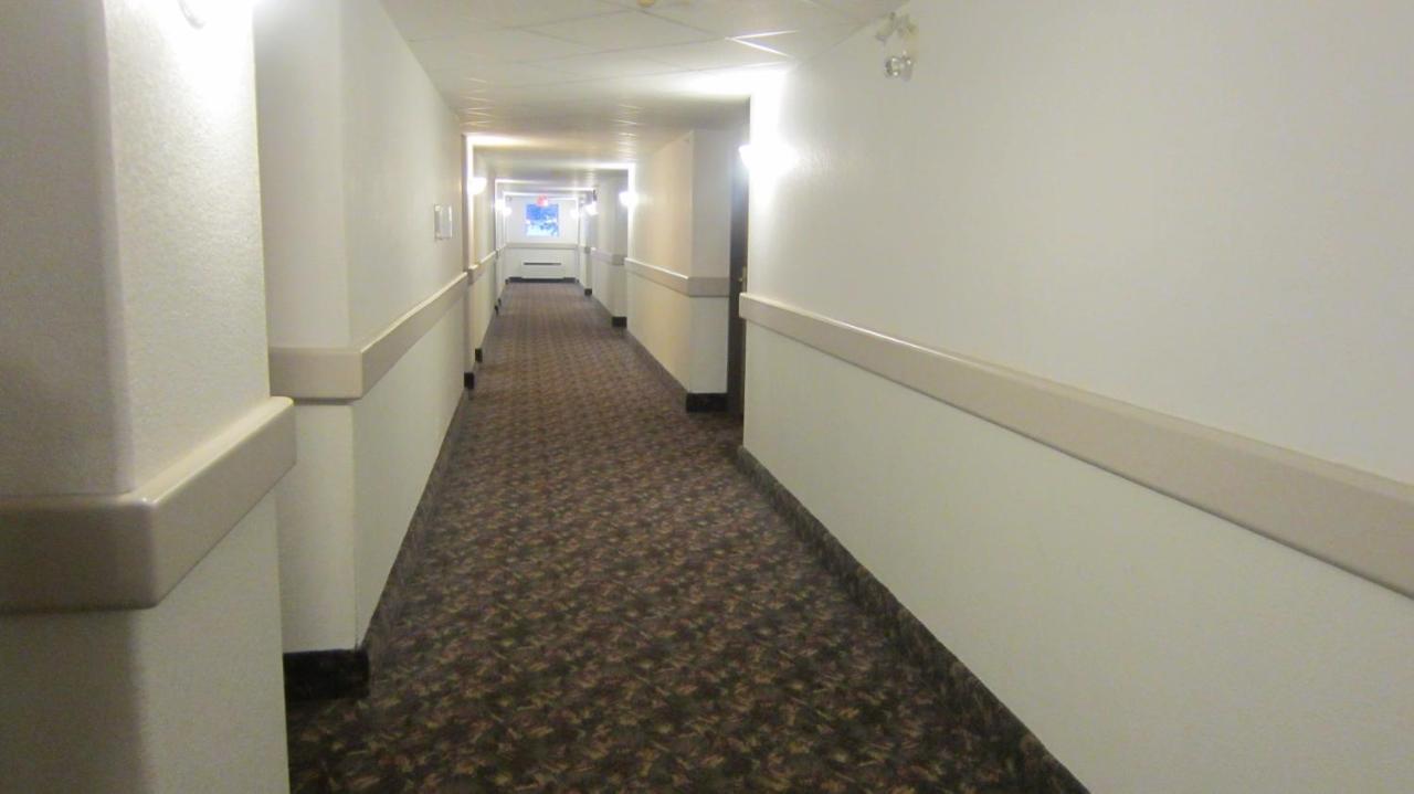Super 8 By Wyndham Revelstoke Bc Motel Exterior photo