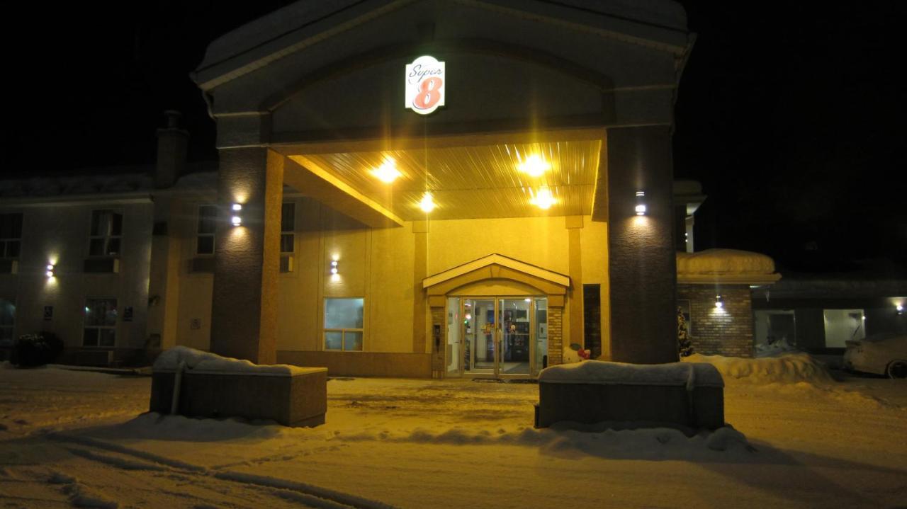Super 8 By Wyndham Revelstoke Bc Motel Exterior photo